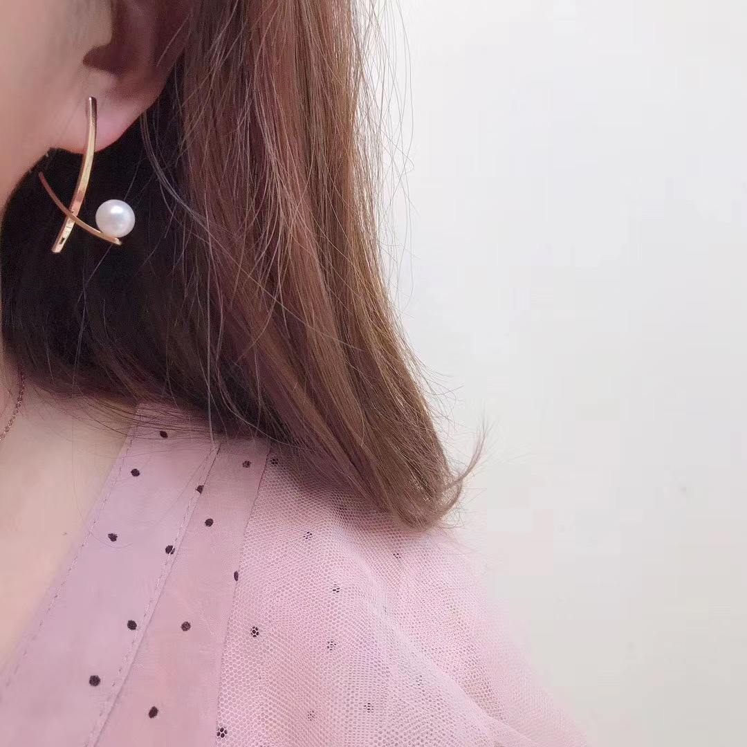 New fufn earrings with a unique and fashionable European and American style, featuring all-silver pearl stud earrings and a heart-shaped female gemstone design