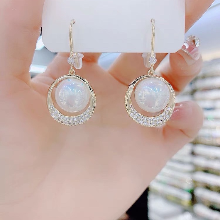Pearl sterling silver earrings for women, 2021 new trendy and fashionable earrings that can make the face slimmer. Golden earrings