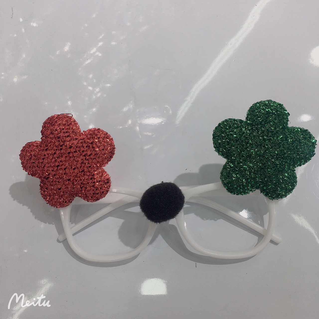 Bright silk heart-shaped glasses