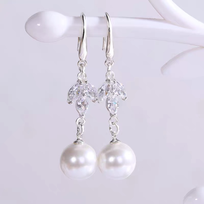 New Korean-style pearl earrings for women, high-end, elegant and fashionable, long retro water diamond earrings, personalized, trendy and versatile silver needle earrings