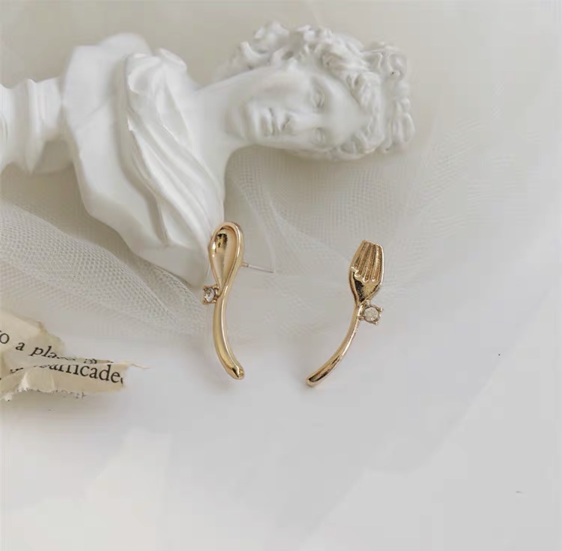 Light luxury, niche design, simple, fashionable, individual and trendy stud earrings details Picture