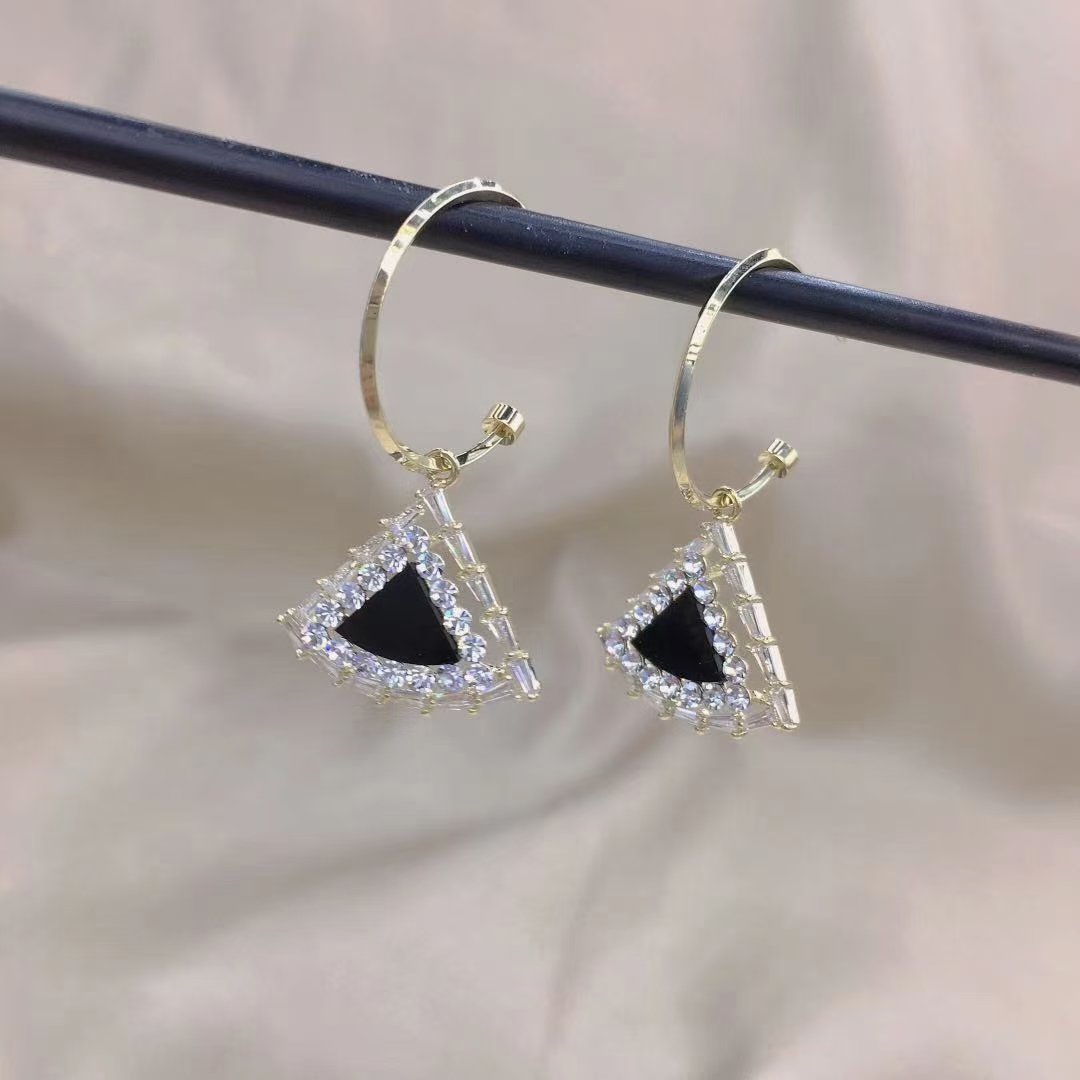 French elegant and retro style, versatile and niche design, high-end silver-needle zircon fan-shaped earrings