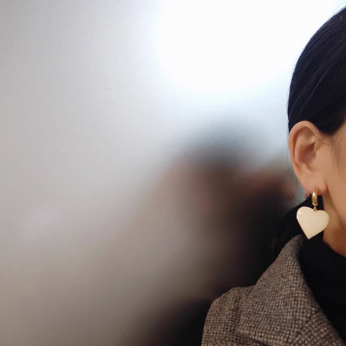 JINMUKE Korean imported Dongdaemun fashion earrings, large heart, white and black, high-end and elegant stud earrings, new style details Picture