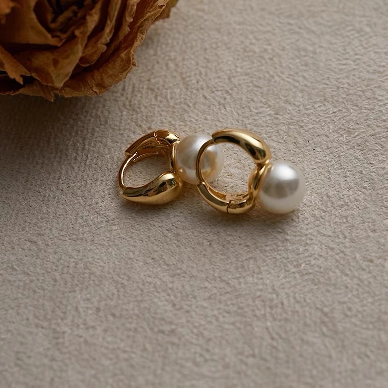 Pearl earring women's earrings, circle versatile earrings, fashionable and retro style, small earrings, ins stud earrings detail image 4