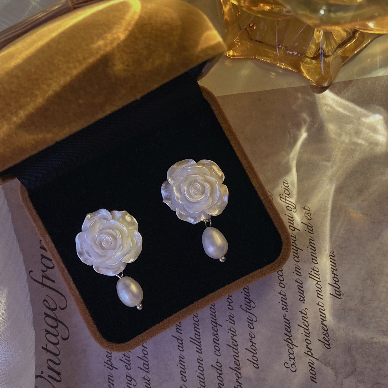 Pearl flowers with natural freshwater pearl earrings, temperament goddess.