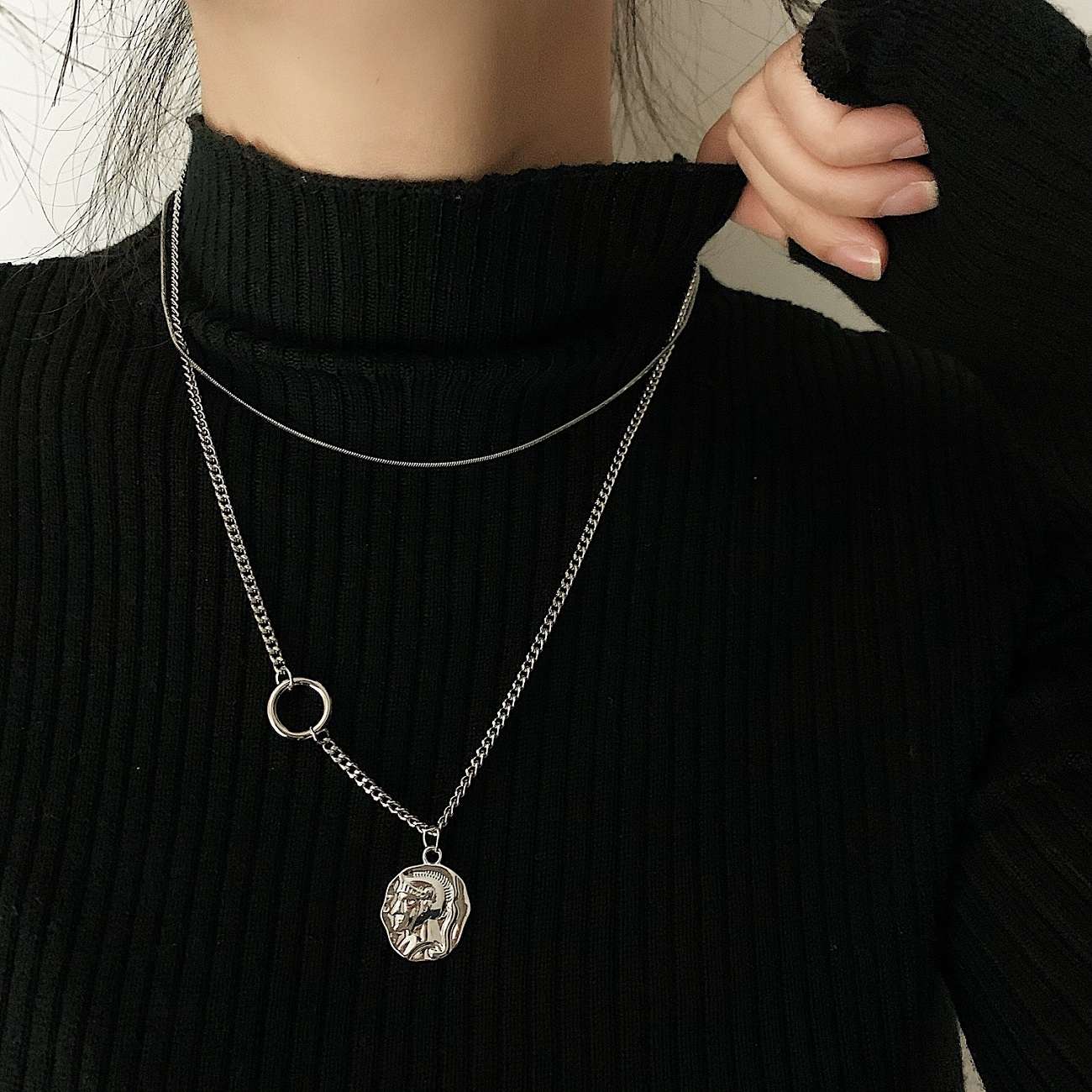Double-layered head round pendant necklace for women, Instagram simple hip-hop cold style collarbone chain paired with sweatshirt sweater chain details Picture