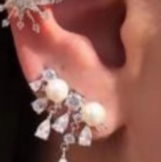 Small water drop imitation pearl earrings