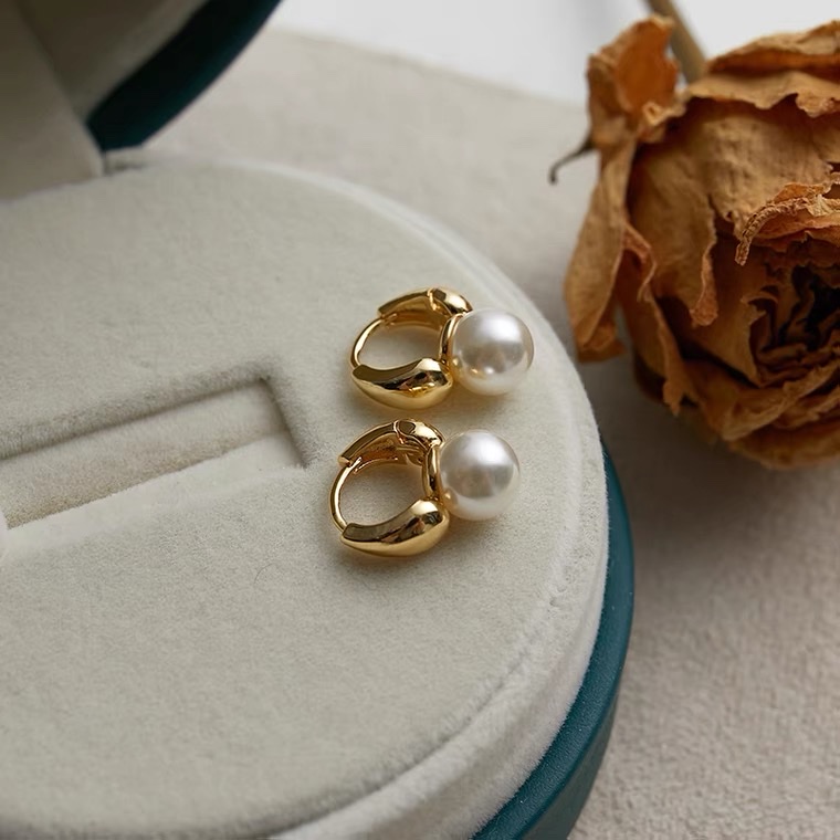 Pearl earring women's earrings, circle versatile earrings, fashionable and retro style, small earrings, ins stud earrings detail image 3