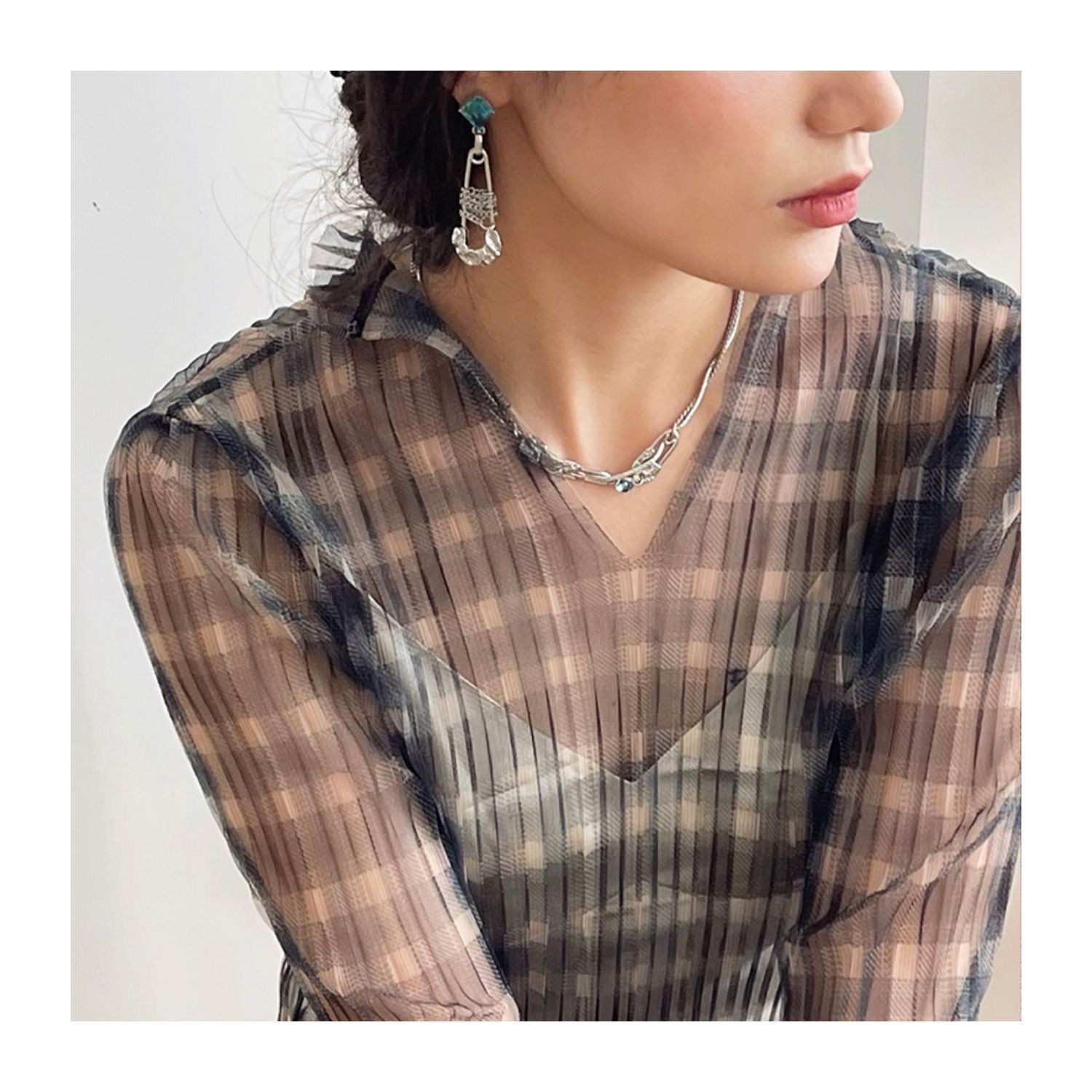 ATELIERSO Pin Series Three-pin misty blue crystal necklace, original design, high-end and personalized pendant detail image 3