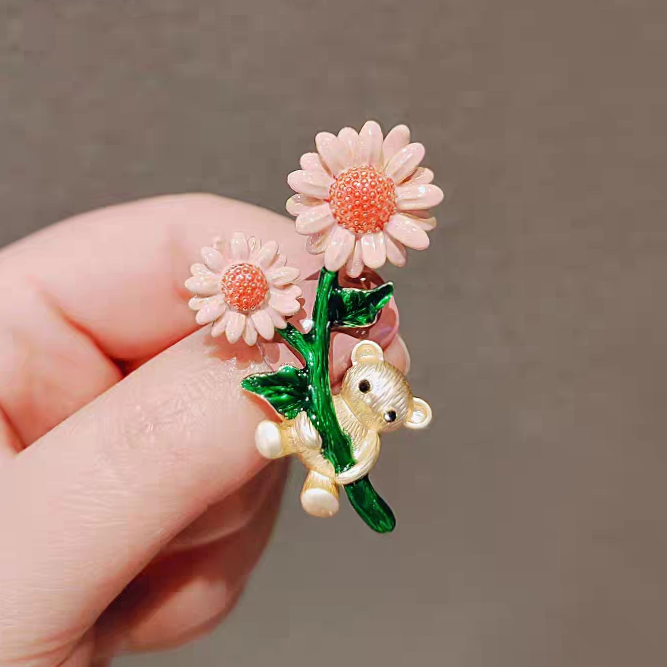 Bear tree climbing brooch