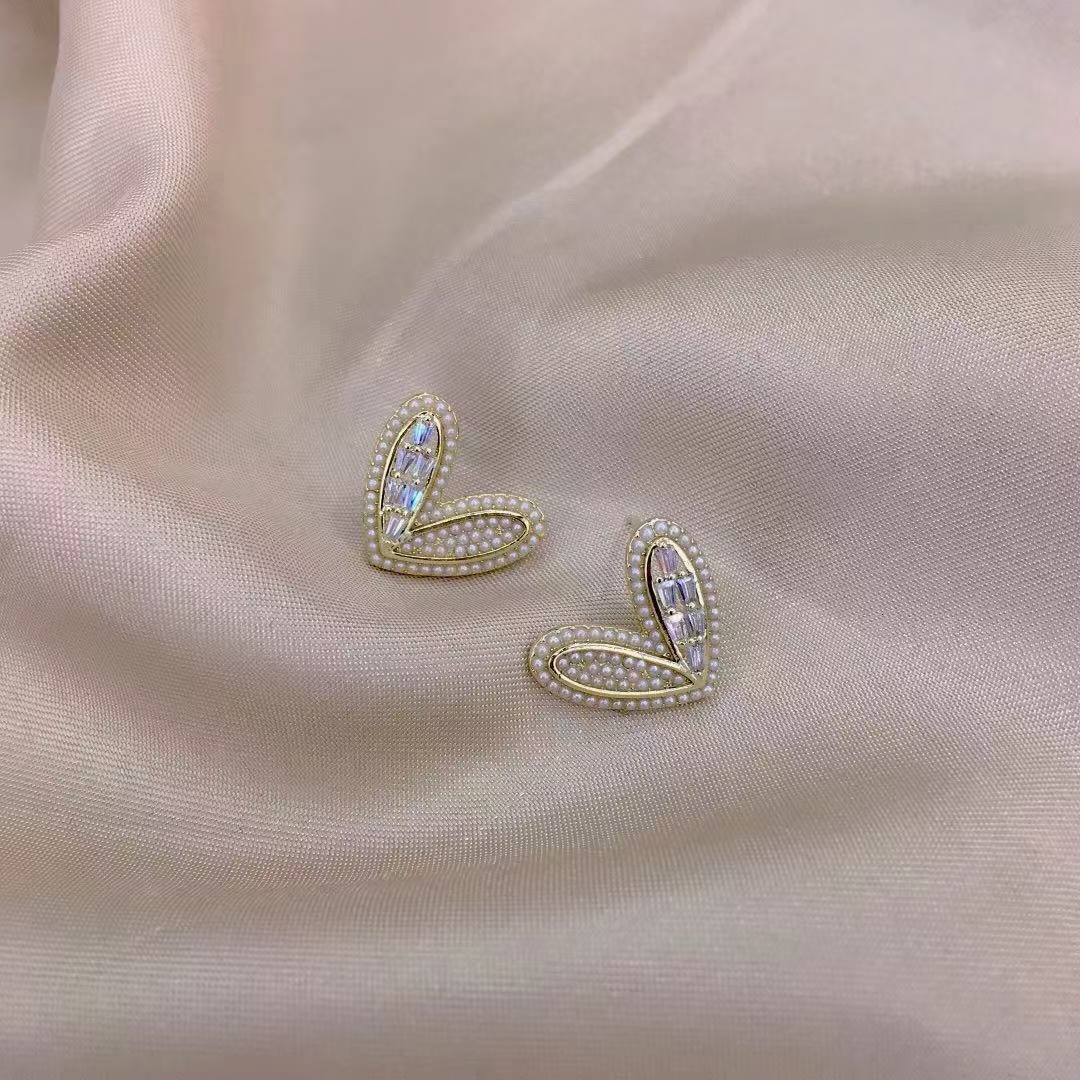 The new trendy Korean heart-shaped pearl earrings, s925 silver stud earrings, are simple, small and personalized geometric earrings for women