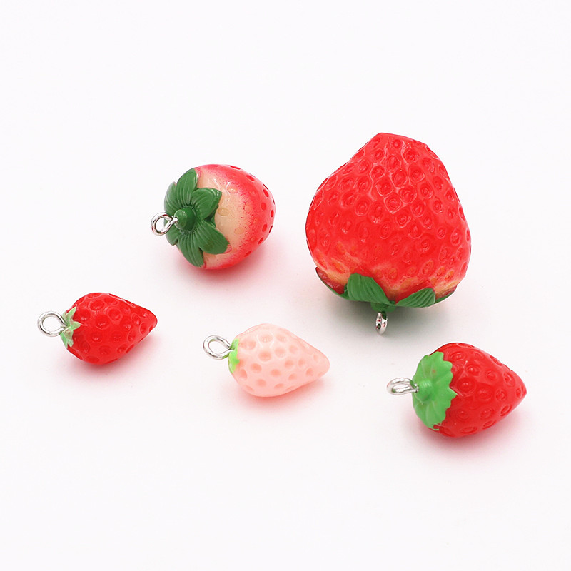 放着草莓钥匙扣配件工艺食品草莓挂饰白底实物图