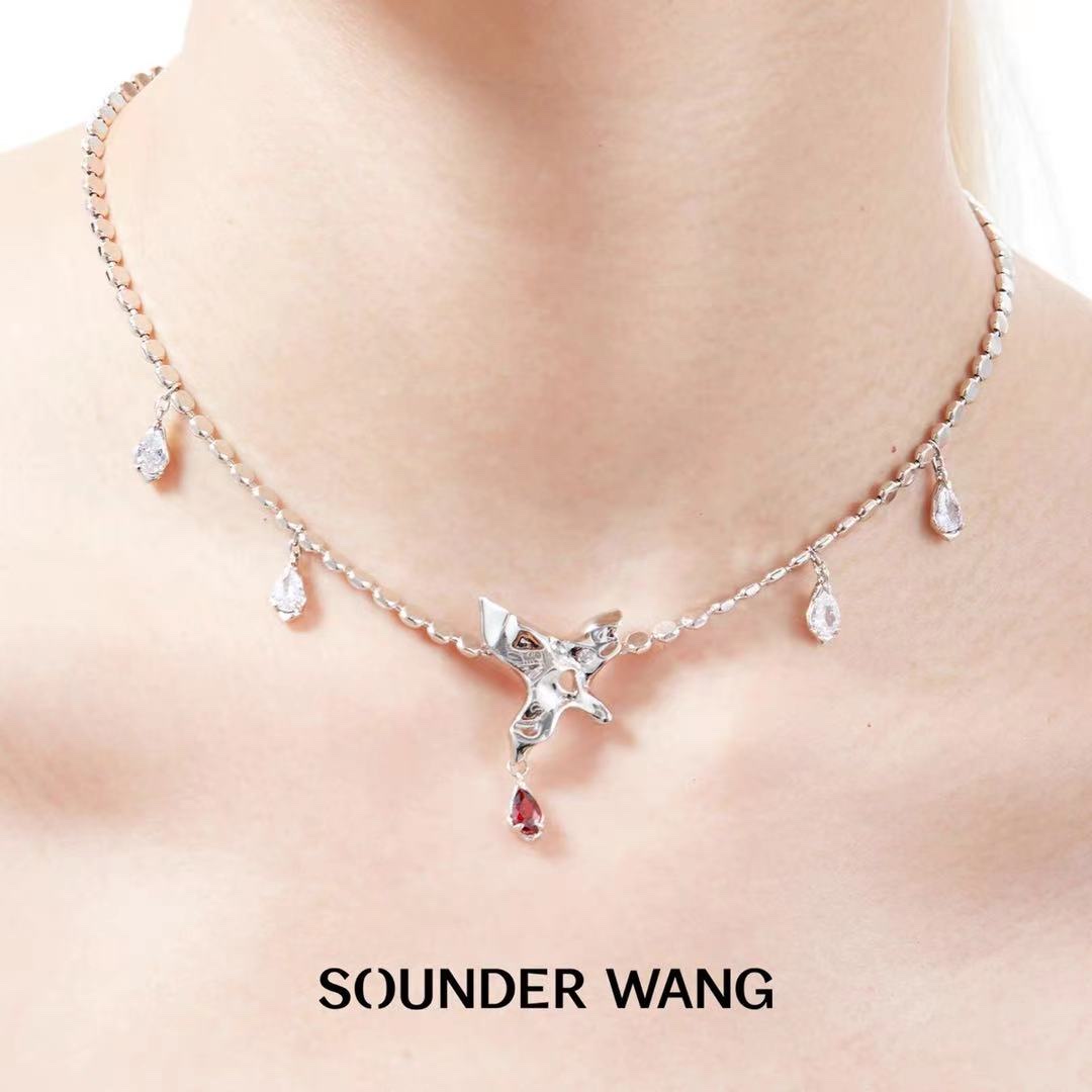 The SOUNDER WANG Butterfly Series Zircon water drop necklace is a niche design for women, exuding a sense of sophistication and ethereal individuality detail image 4