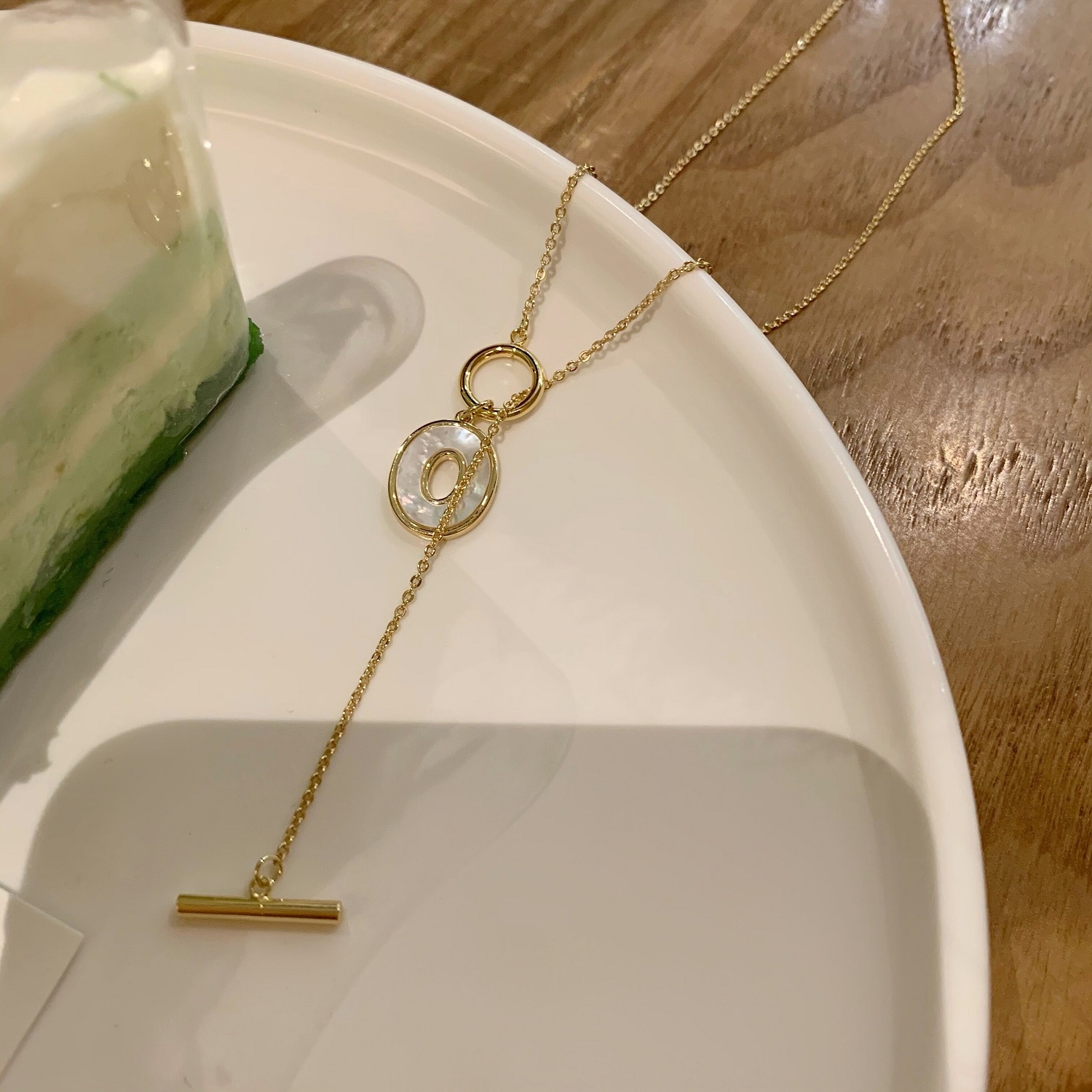 ins niche design cold style shell OT buckle necklace for women, fashionable and elegant, versatile, simple and high-end collarbone chain for summer
