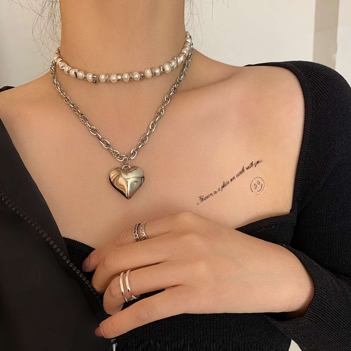 وهناك الكثير من الناس يعملون في مجال تصميم قلادة اللؤلؤ ذات طابقين Item Picture