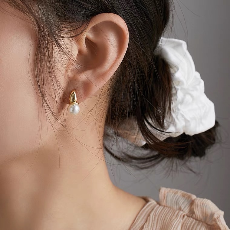 Pearl earring women's earrings, circle versatile earrings, fashionable and retro style, small earrings, ins stud earrings Specification image