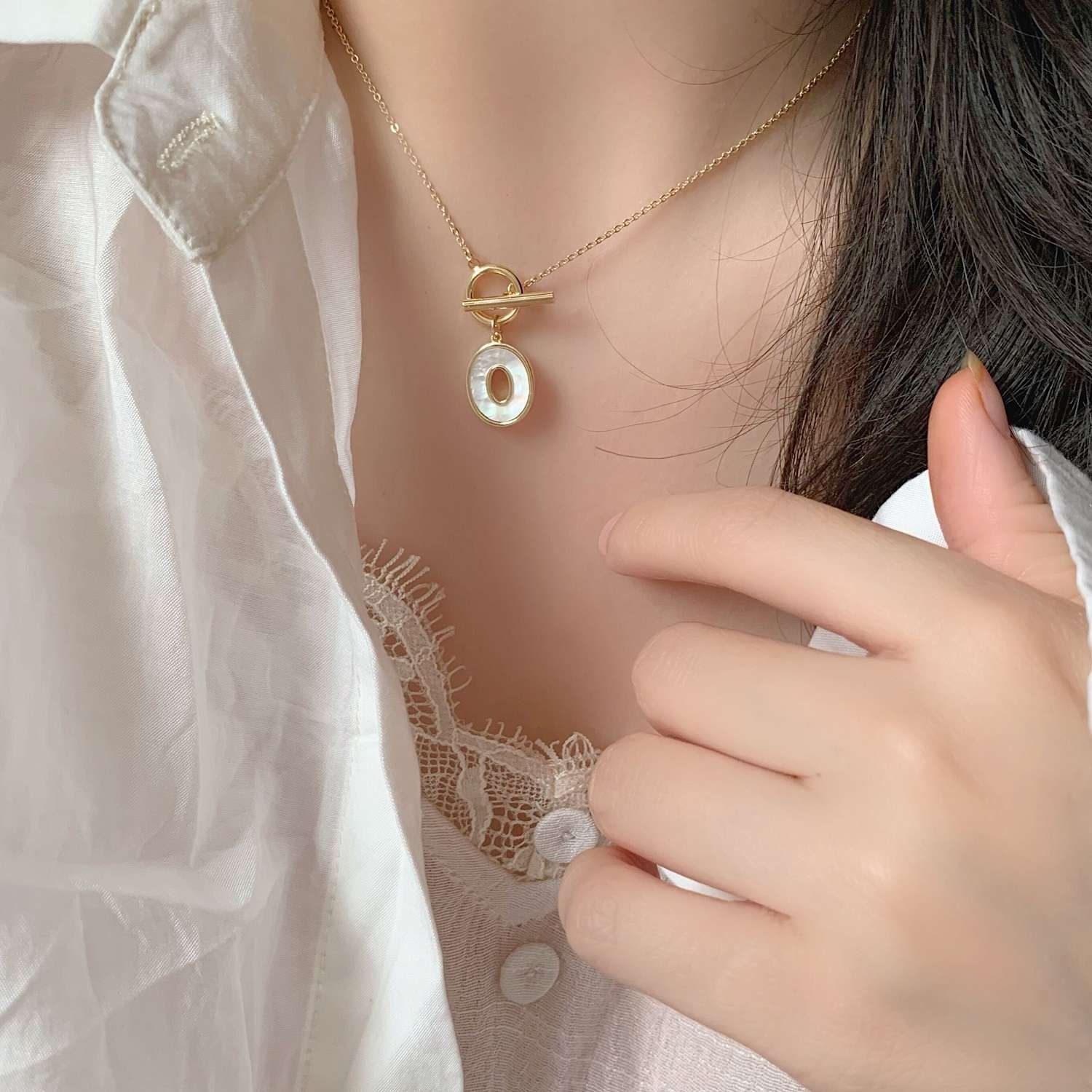 ins niche design cold style shell OT buckle necklace for women, fashionable and elegant, versatile, simple and high-end collarbone chain for summer Application Scenario