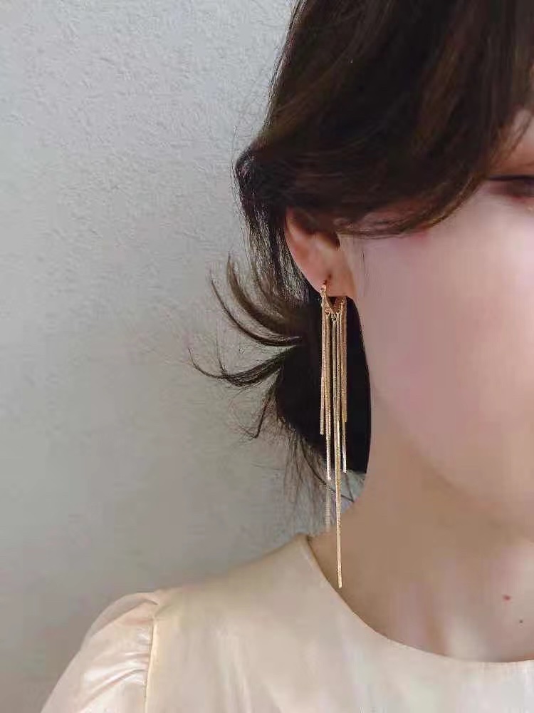 European and American fashion and individuality, all-silver pearl stud earrings, women's white stone heart-shaped, niche design sense, new real photos of earrings 4 Application Scenario