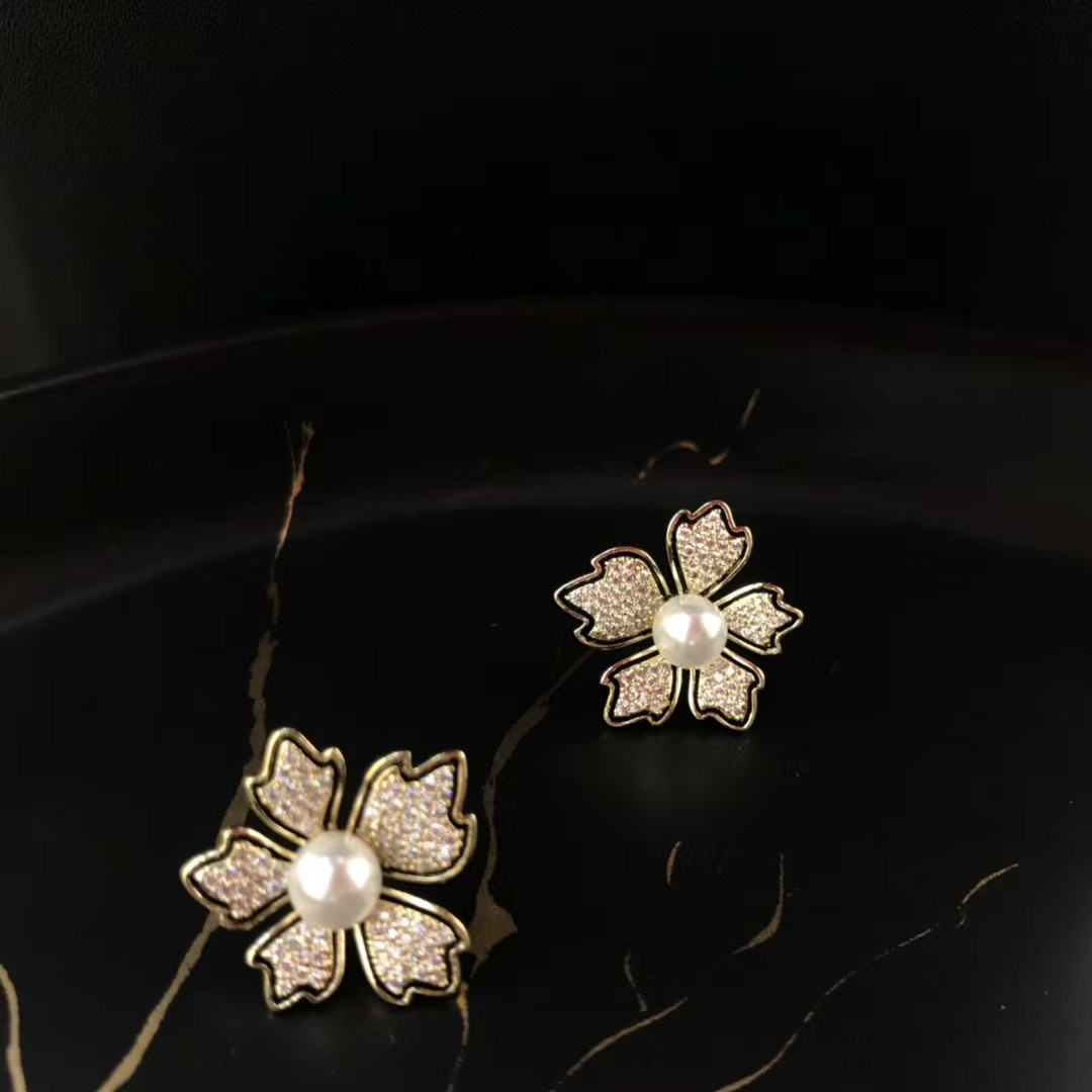 2021 New exquisite bow earrings, women's high-end feel, Japanese and Korean style, internet-famous super shiny stud earrings, personalized earrings 6 Application Scenario