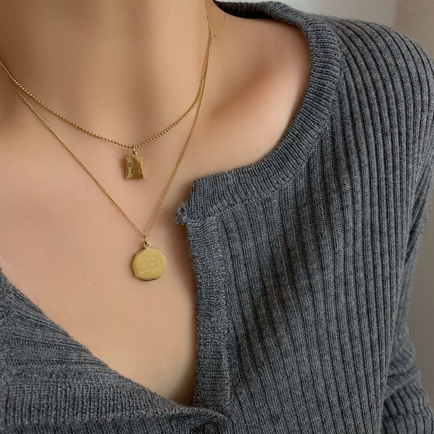The non-fading letter brand double-layer layered necklace is a niche design for women with a cold and elegant style on Instagram. It is a collarbone chain Item Picture