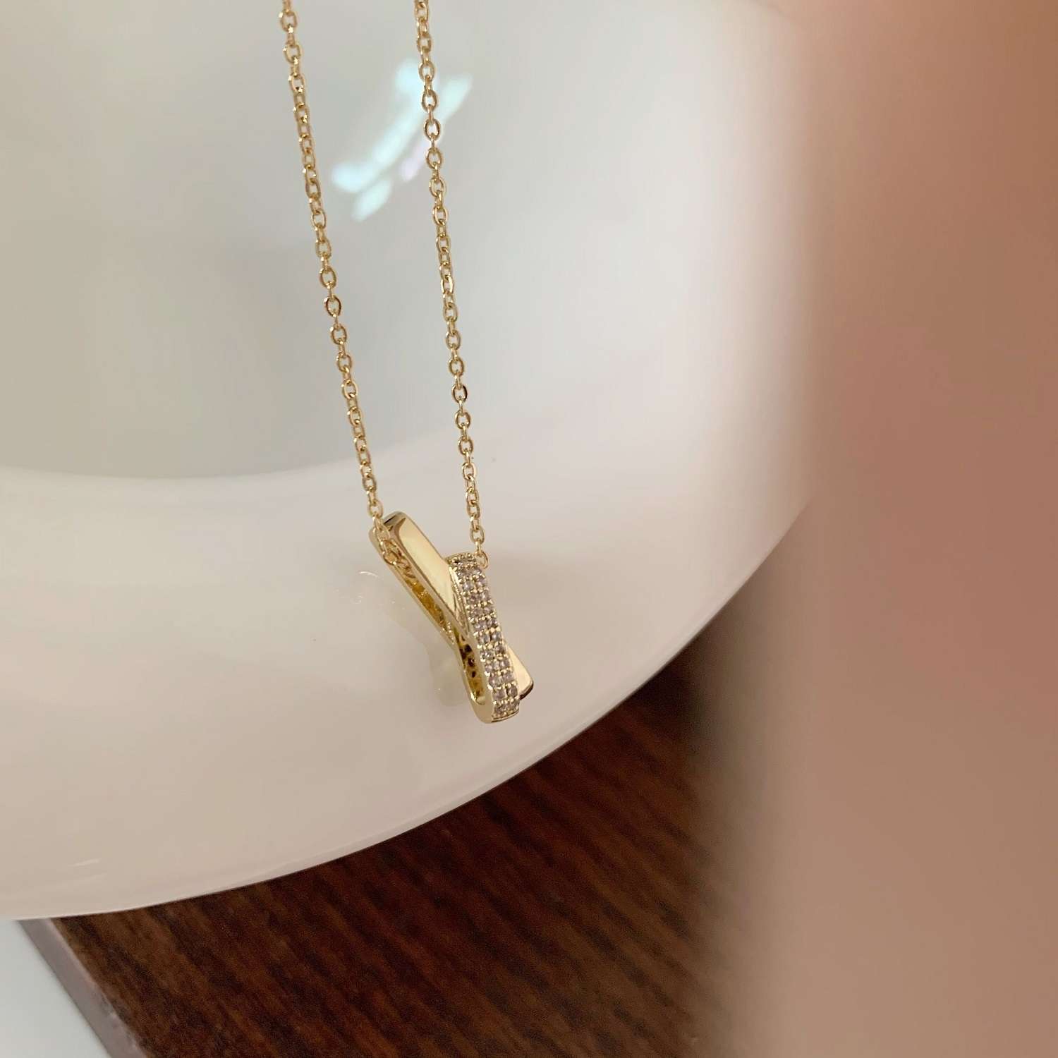 A simple and versatile luxury necklace with a Japanese and Korean style, featuring a unique and niche design for women in summer. It's a new fine collarbone chain Application Scenario