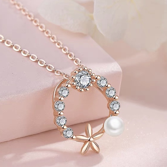 Floral diamond ring