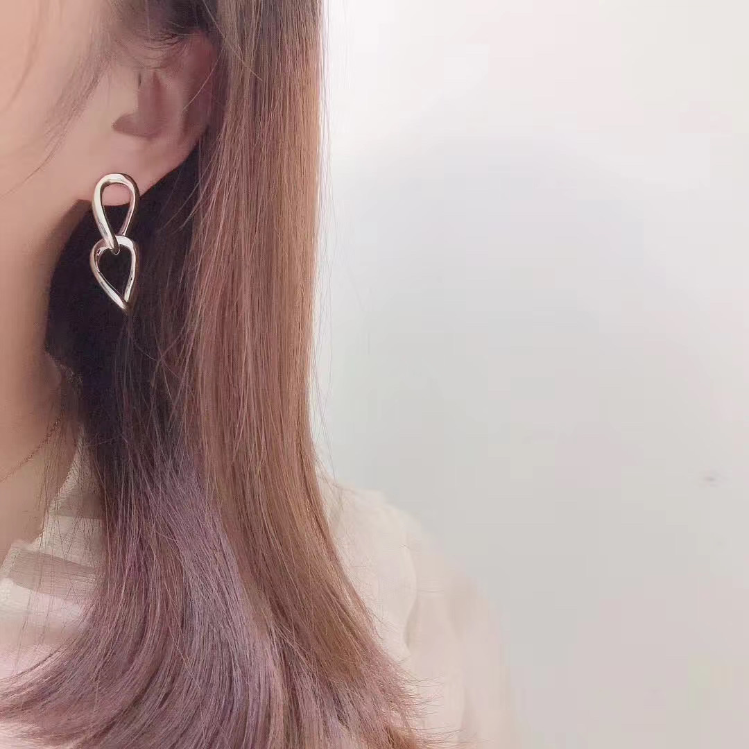 New fufn earrings with a unique and fashionable European and American style, featuring all-silver pearl stud earrings and a heart-shaped female gemstone design
