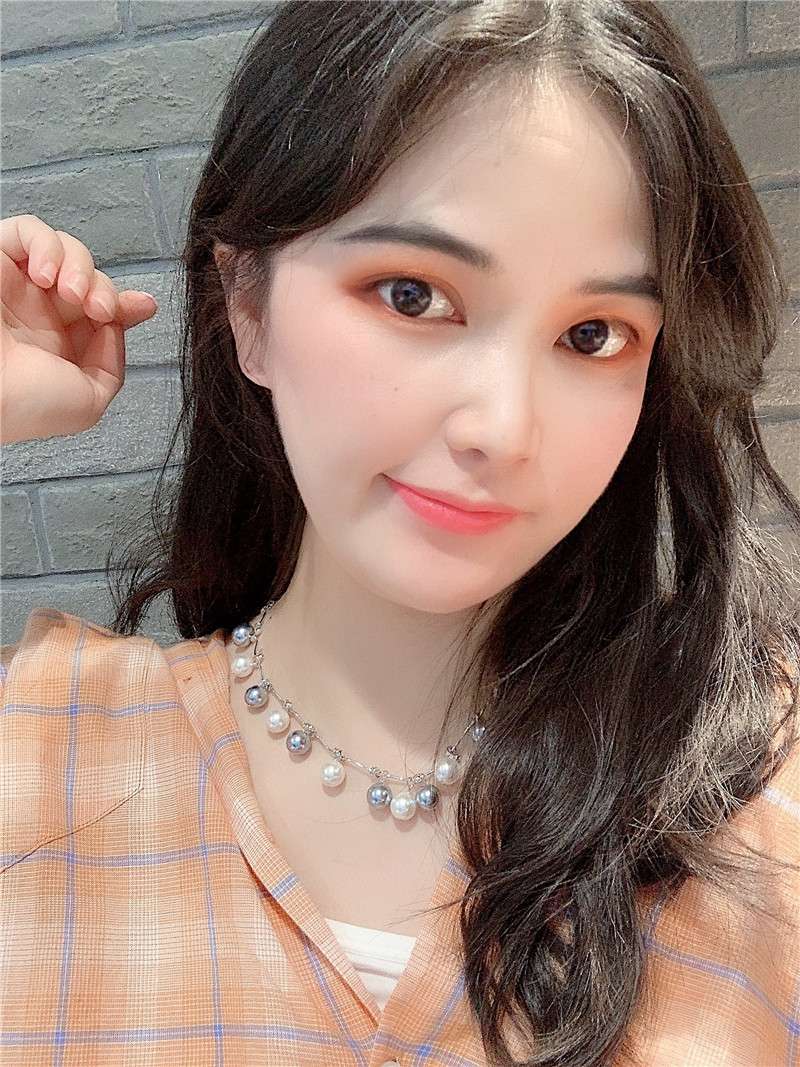 A retro gray and white pearl short necklace designed by a niche designer in the Korean style, a popular collarbone chain for women Item Picture
