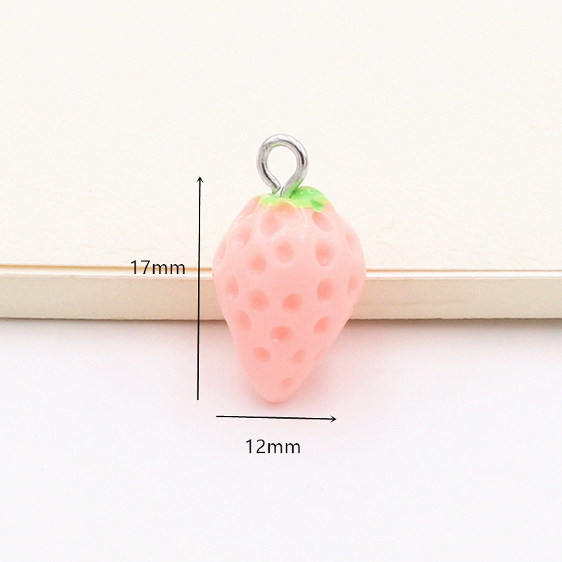 放着草莓钥匙扣配件工艺食品草莓挂饰产品图