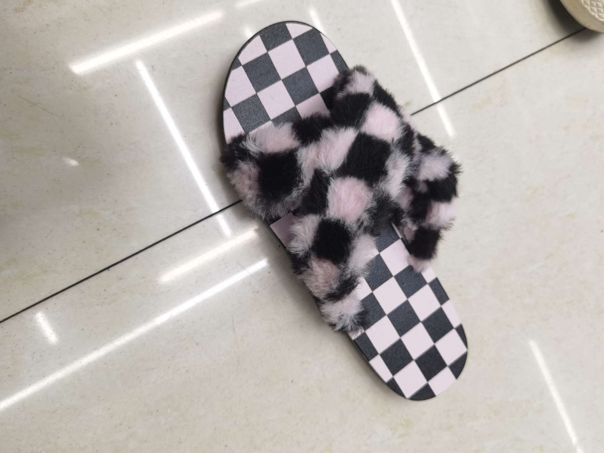 Women's drag with crossed fur straps Specification image