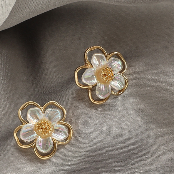 Cut-out sunflower stud earrings