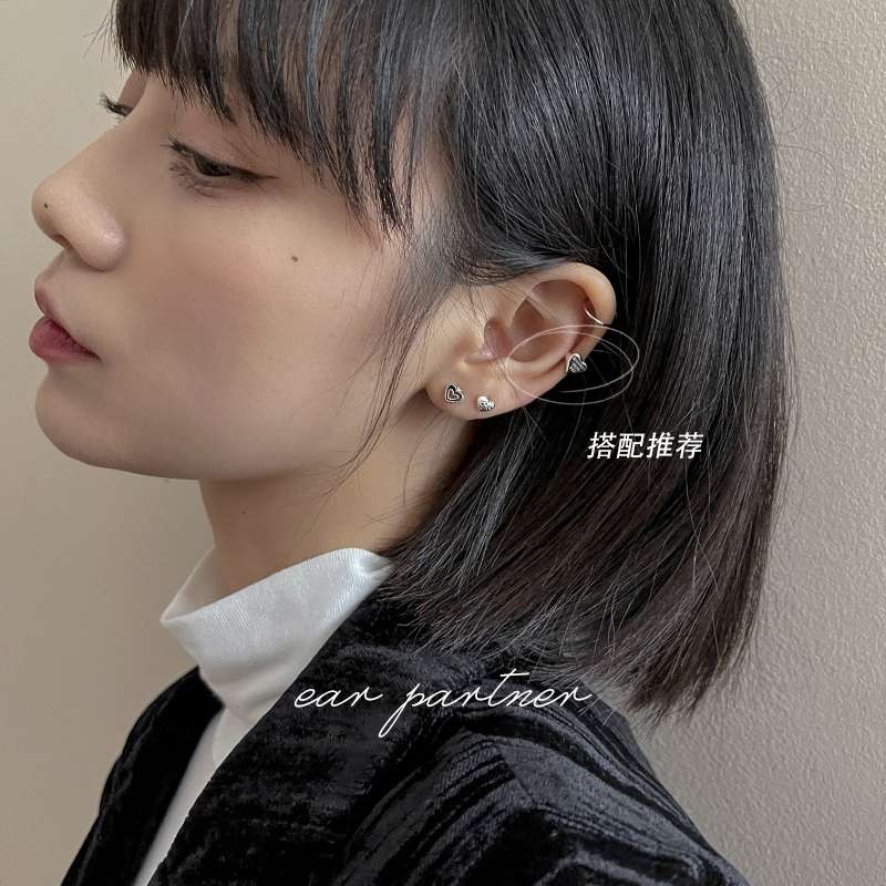 爱心字母无耳洞925纯银耳夹女ins小巧百搭耳骨夹心形白底实物图