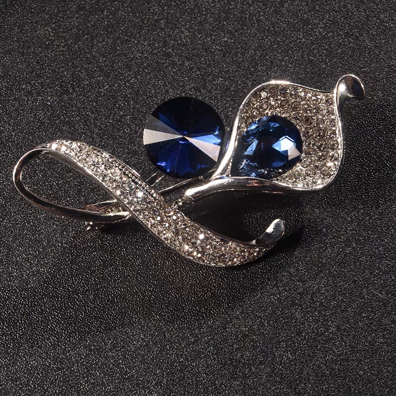 Zircon alloy set brooch