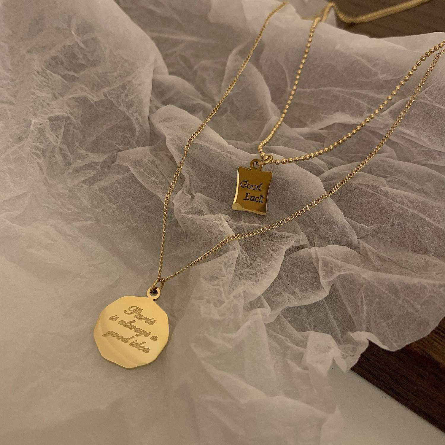 The non-fading letter brand double-layer layered necklace is a niche design for women with a cold and elegant style on Instagram. It is a collarbone chain Specification image