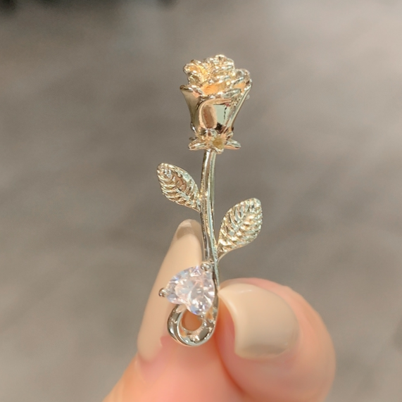 A one-show brooch