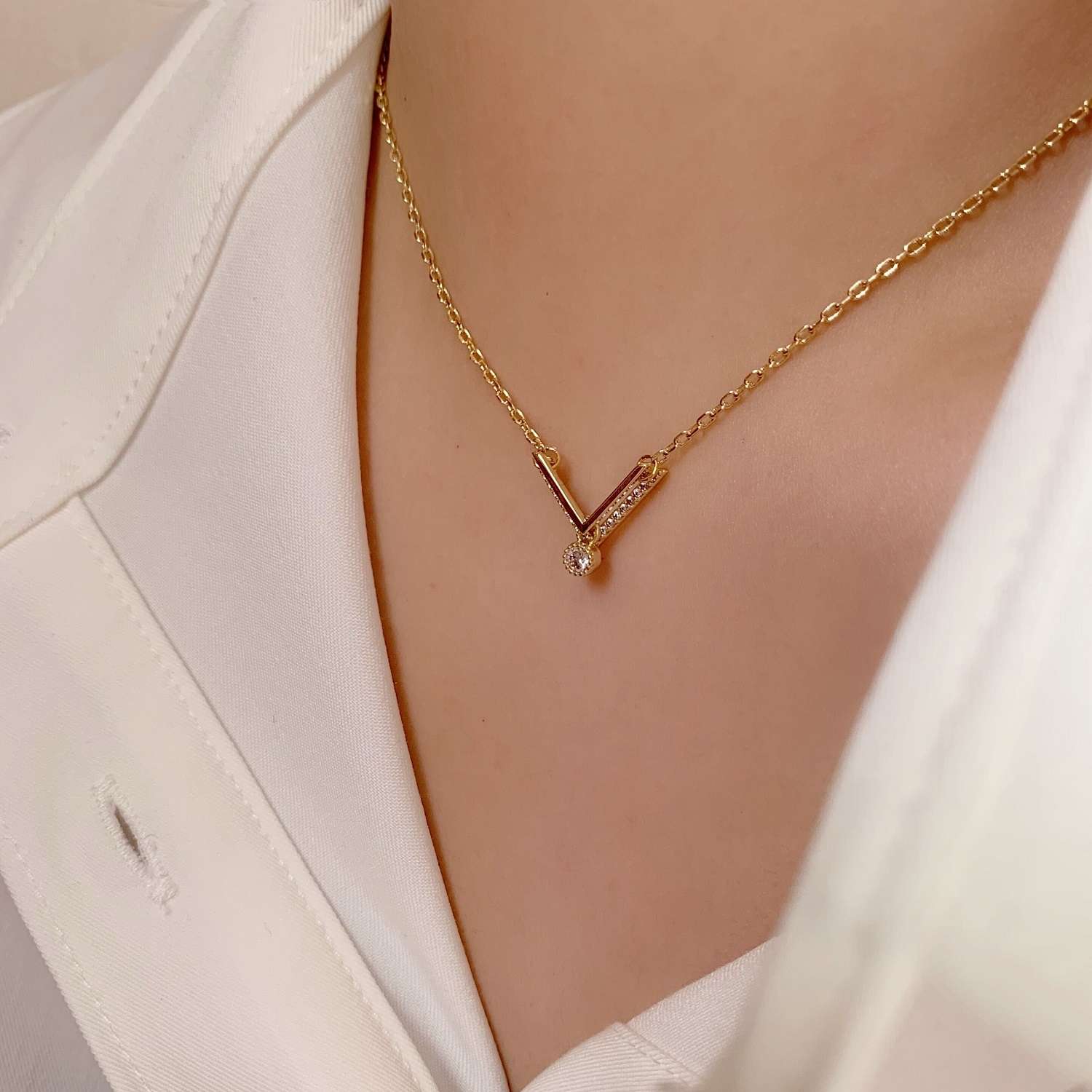 New simple and elegant, versatile necklace for women on Instagram, with a cold and niche design sense, light luxury and fine collarbone chain for summer Application Scenario