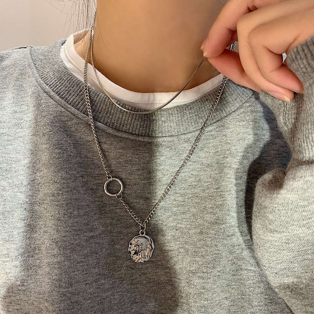 Double-layered head round pendant necklace for women, Instagram simple hip-hop cold style collarbone chain paired with sweatshirt sweater chain Application Scenario