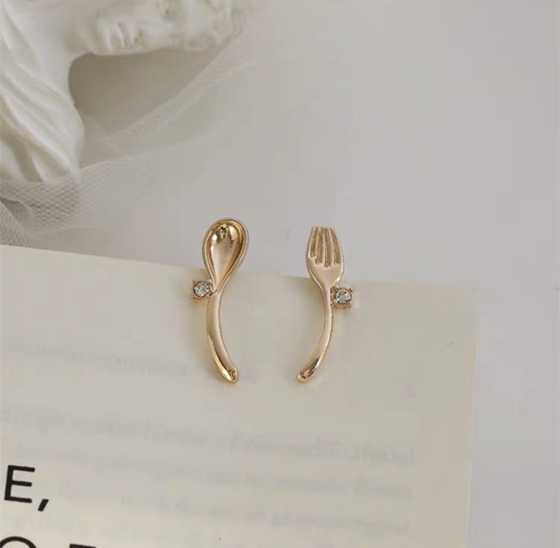 Light luxury, niche design, simple, fashionable, individual and trendy stud earrings Specification image
