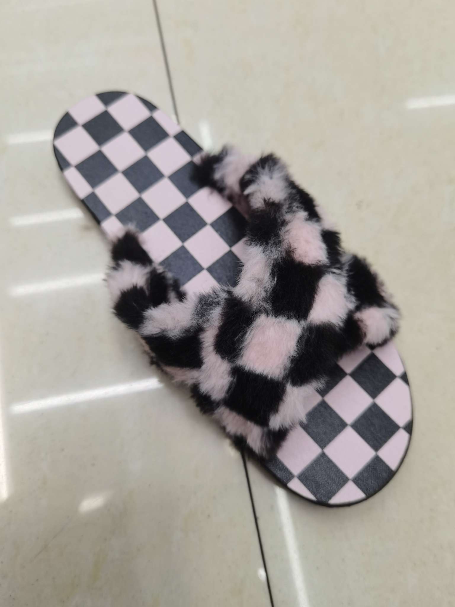 Women's drag with crossed fur straps details Picture