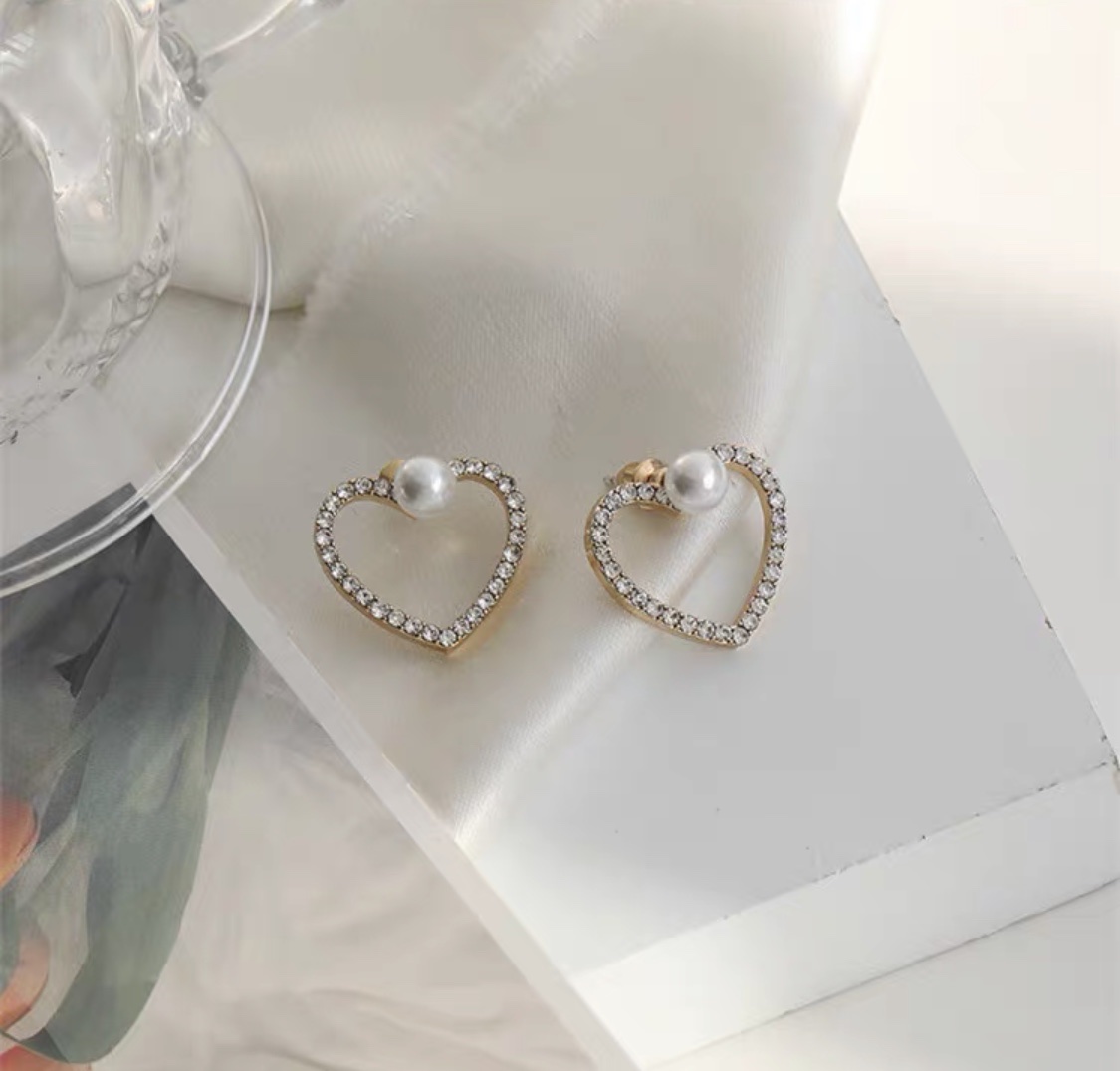 The new summer hollowed-out rhinestone heart-shaped stud earrings from Dongdaemun, South Korea, are simple and luxurious Specification image