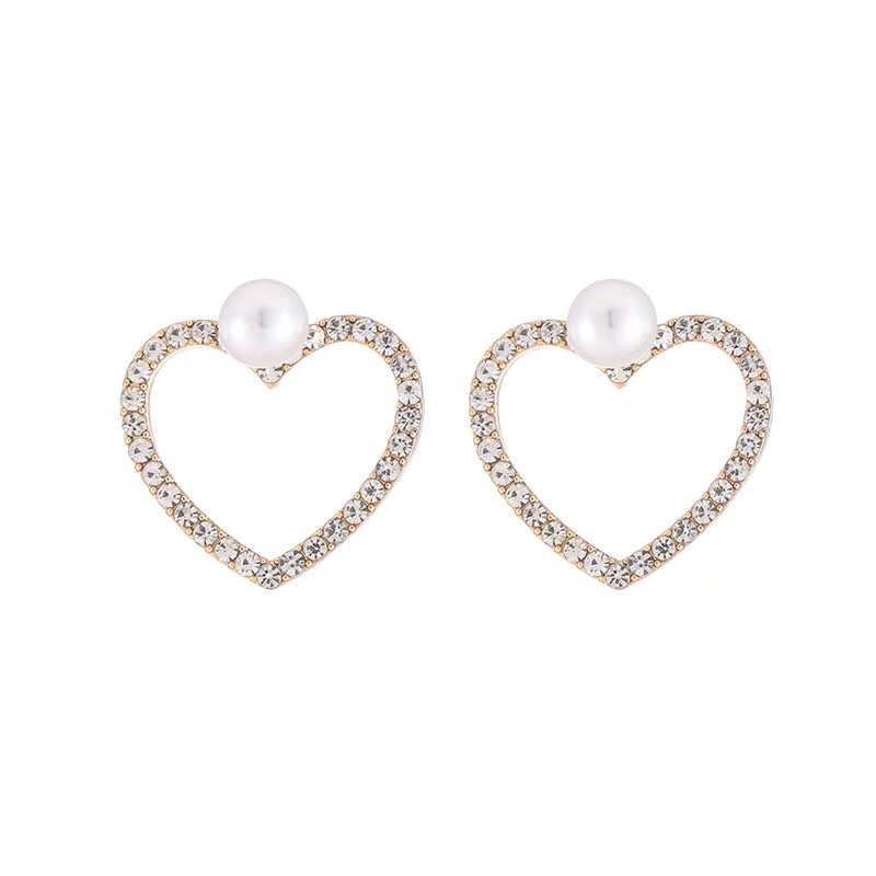The new summer hollowed-out rhinestone heart-shaped stud earrings from Dongdaemun, South Korea, are simple and luxurious Application Scenario