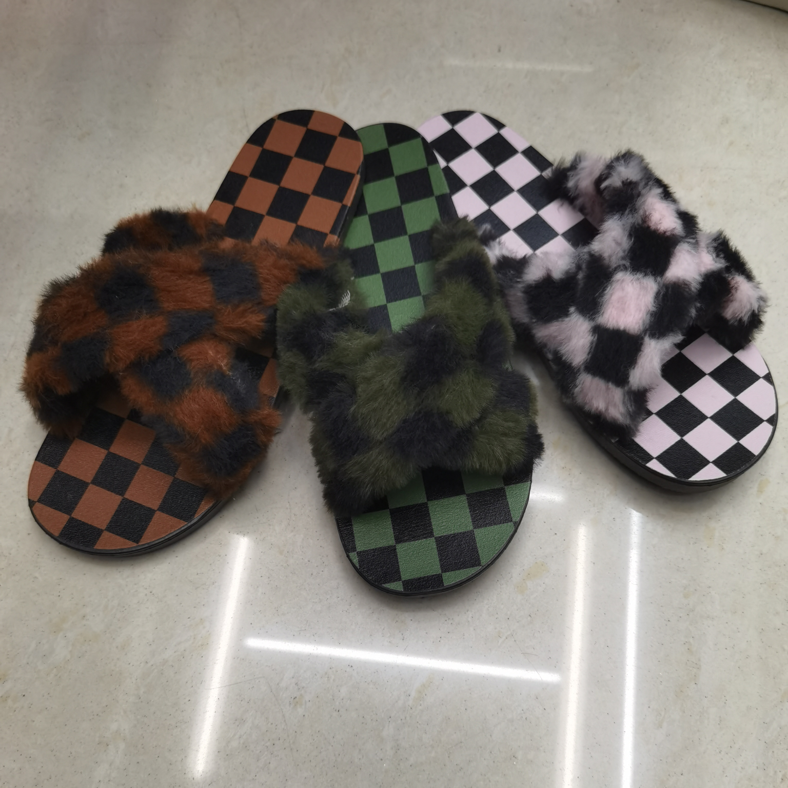 Women's drag with crossed fur straps