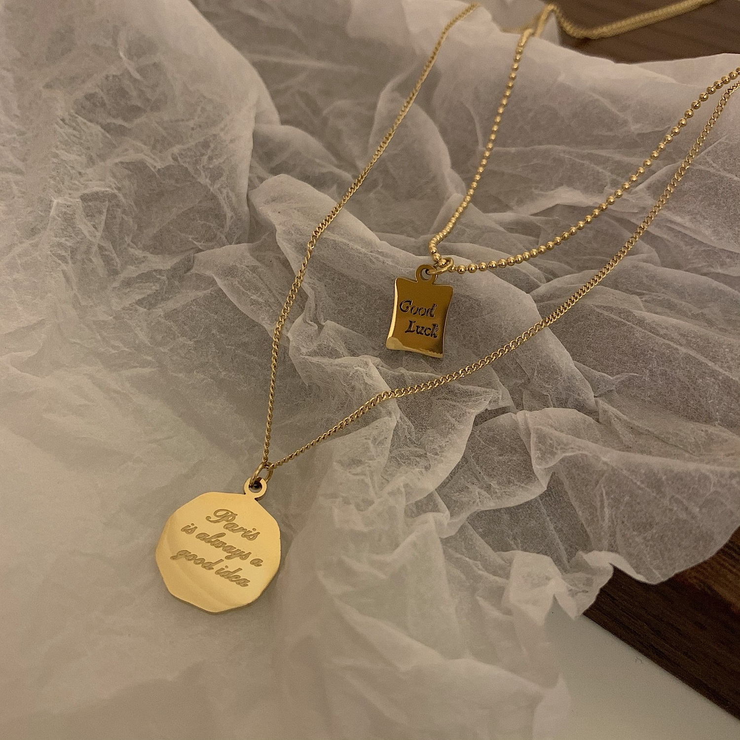 The non-fading letter brand double-layer layered necklace is a niche design for women with a cold and elegant style on Instagram. It is a collarbone chain