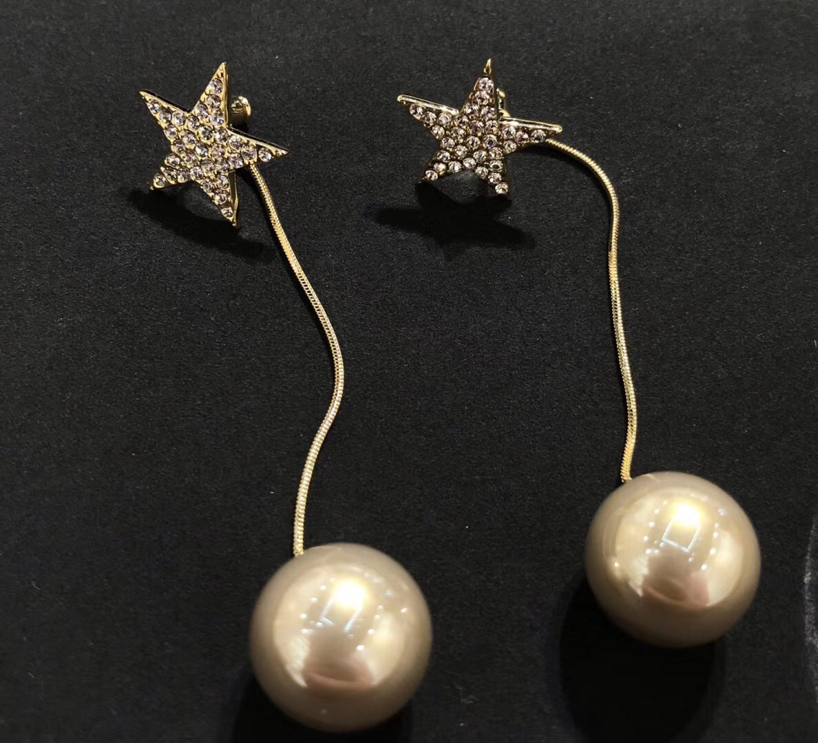 The ring earrings exude a sense of elegance, sophistication, grandeur and exaggeration. The large ring is fashionable and round. kdbf earrings are suitable for summer for women in 2021 details Picture
