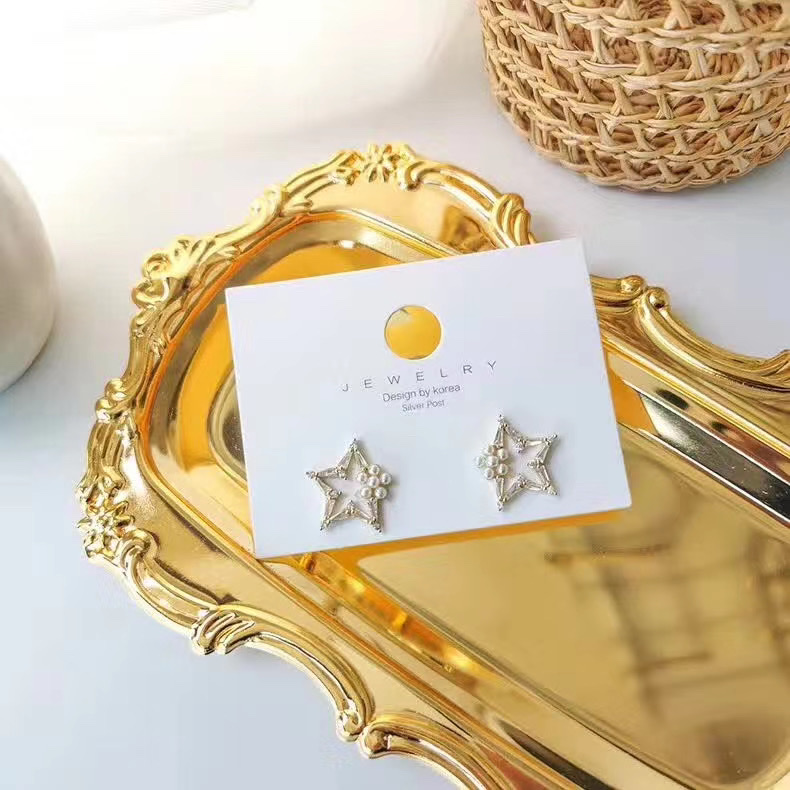 New fufn earrings with a unique and fashionable European and American style, featuring all-silver pearl stud earrings and a heart-shaped female gemstone design