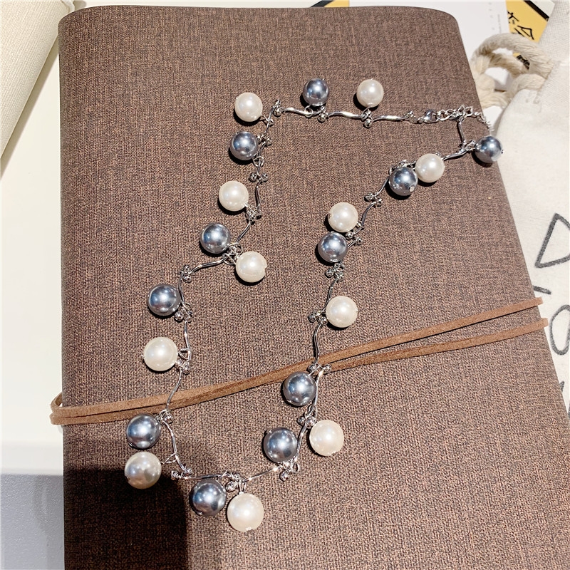 A retro gray and white pearl short necklace designed by a niche designer in the Korean style, a popular collarbone chain for women