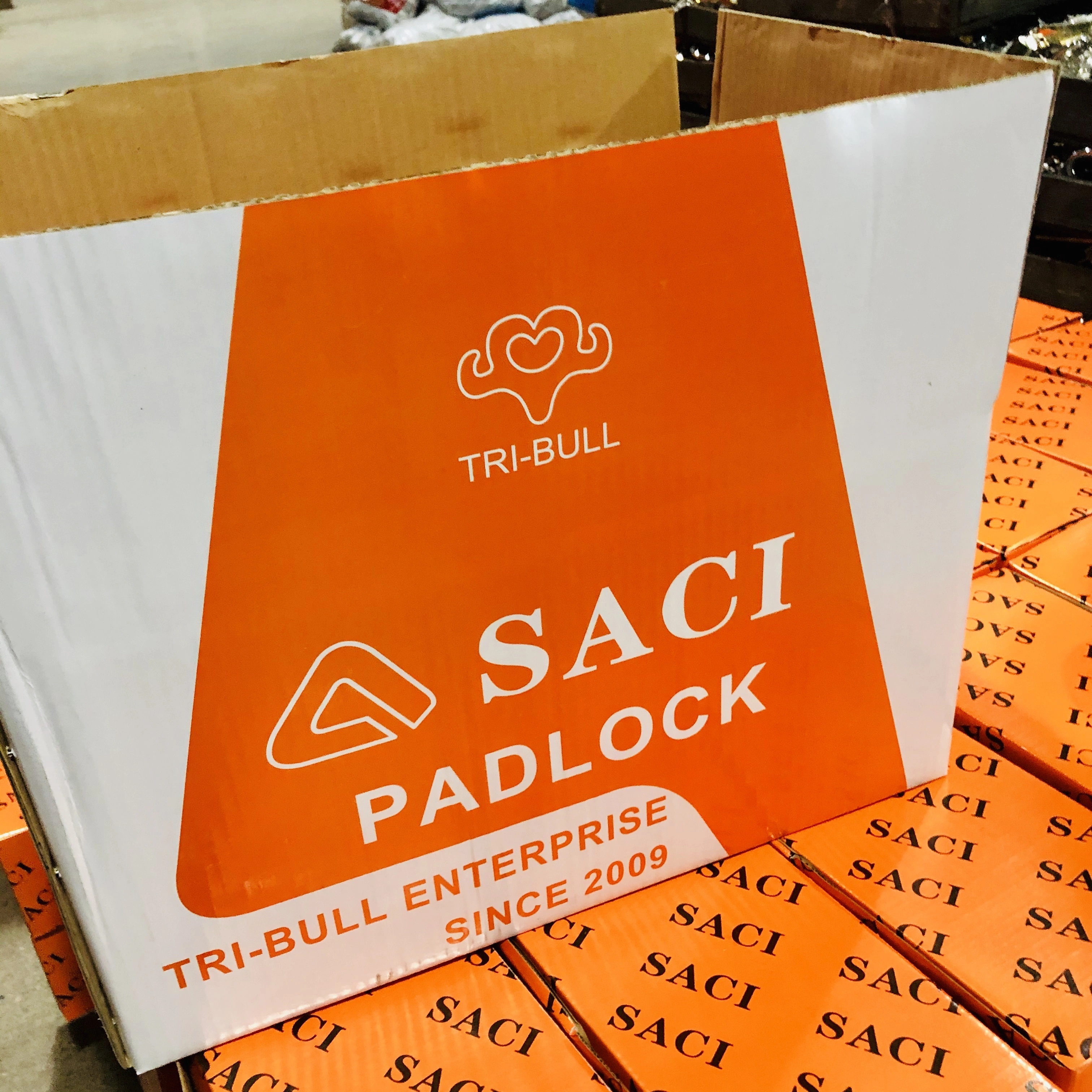 SACI large rounded corner giant iron padlock detail image 8