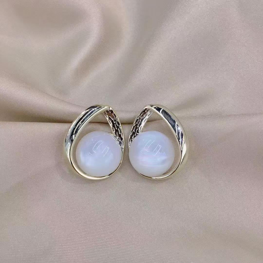 Vintage francés nicho agua resina corrugada s925 aguja de plata pendientes de aguja de plata para mujeres alto sentido temperamento simple y versátil marnet pendientes