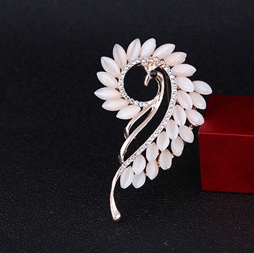 Cat's eye brooch