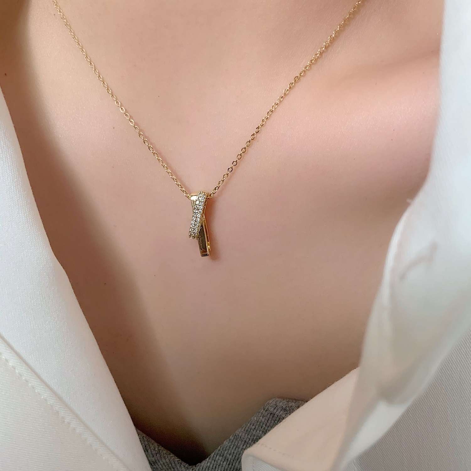 A simple and versatile luxury necklace with a Japanese and Korean style, featuring a unique and niche design for women in summer. It's a new fine collarbone chain Item Picture